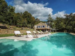 Magnificent Villa with High-End Kitchen & Pool 