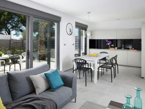Apartment in Fa ana near Beach and Pool