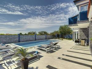 Villa in Fa ana near Beach with Pool