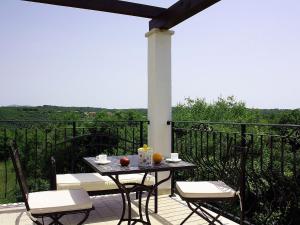 Villa with pool and covered terrace