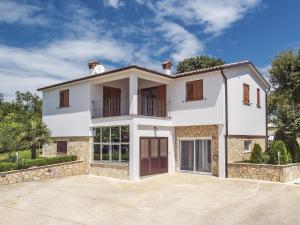 Modern Holiday Home with Pool in Pazin 