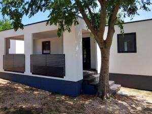 Mobile home in Drage with garden