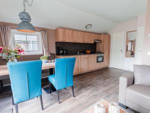 Cozy chalet with covered terrace, in a holiday park on the Leukermeer