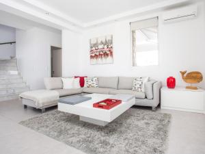 Villa in Rhodes with Infinity Pool & BBQ