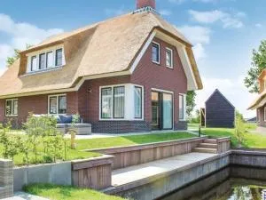 Atmospheric villa on the water, at a holiday park - Langweer
