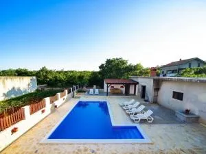 Spacious apartment with private pool - Jovići