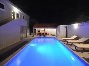 Charming Holiday Home in Cara with Swimming Pool - Zavalatica