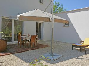 Villas Villa in Montauroux with Pool and Forest Views : photos des chambres