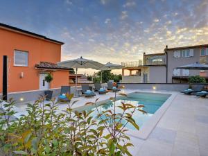 Modern Villa with Pool and Parasol in Pula