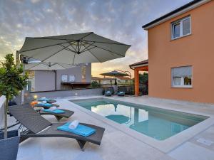 Modern Villa with Pool and Parasol in Pula
