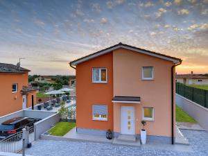 Modern Villa with Pool and Parasol in Pula