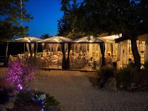 Maisons de vacances Bungalow with a terrace on a hill in Dordogne : photos des chambres