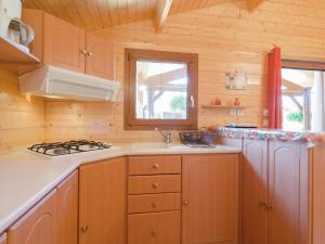 Chalets Alluring Chalet in Fougax-et-Barrineuf with Terrace : photos des chambres