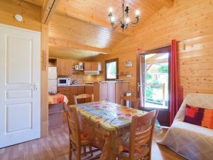 Chalets Alluring Chalet in Fougax-et-Barrineuf with Terrace : photos des chambres