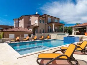 Villa in Pula with Swimming Pool - Pula