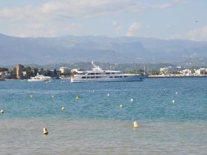 Villas Villa in Montauroux with Pool and Hill Views : photos des chambres