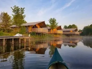 Tents with kitchen and bathroom near a pond - 埃默洛尔德
