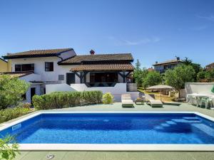 Holiday home with swimming pool, walking distance from the center