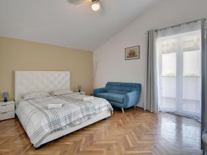 Holiday Home in Li njan with Pool near Beach