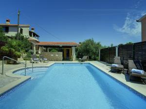 Holiday Home in Li njan with Pool near Beach