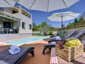 Superb modern villa with pool, large fenced yard, 3 km from the beach