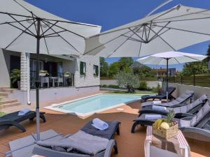 Superb modern villa with pool, large fenced yard, 3 km from the beach