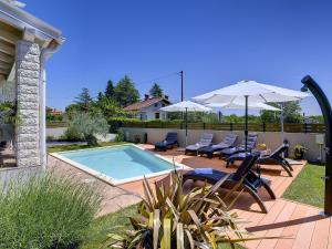 Superb modern villa with pool, large fenced yard, 3 km from the beach