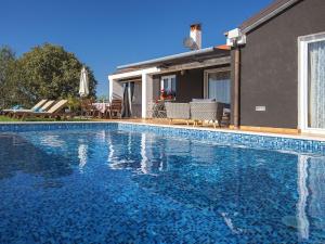 Attractive villa in Rovinjsko Selo with pool 