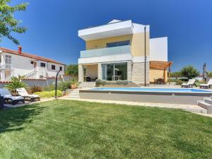 Modern Villa in Peroj with Pool and Parasol