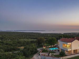 Modern Villa in Peroj with Pool and Parasol