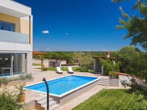 Modern Villa in Peroj with Pool and Parasol