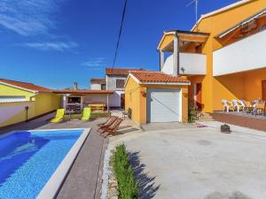 Holiday home with swimming pool 