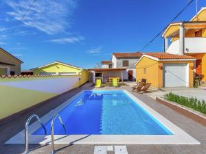Holiday home with swimming pool 