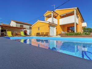 Holiday home with swimming pool 