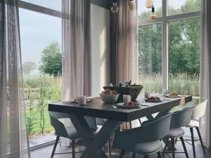 Nice chalet with wood-fired hot tub in Zuna - 莱森