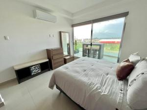 The One D12 Sobre el Malecón Vista al Estadio de Baseball