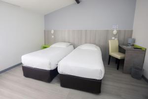 Hotels Hotel Le Cheval Blanc : Chambre Lits Jumeaux