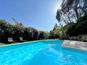 Grand Mas provençal, mer à 200m, parking privé fermé, piscine chauffée