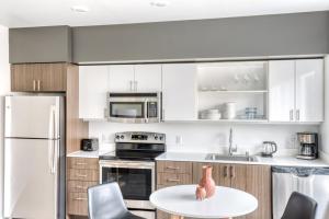 Redmond 1br w gym bbq nr Town Center SEA-507