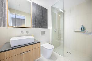 Stunning New 2 Bedrooms Apt Shopping & Parking