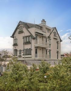 Suite có giường cỡ King với ban công (King Suite with Balcony)