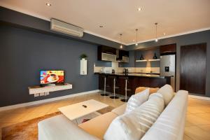 Sunny, Central Cape Town living!