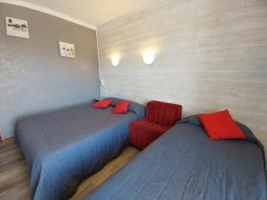 Hotels Hotel L'Oustalet : Chambre Triple avec Balcon