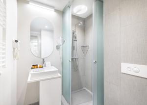 Superior Double Room Sea Side with Balcony room in Family Hotel Lišanj