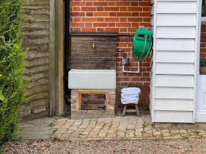 Rose Cottage rural cosiness with footpaths to the local Macro Brewery Pub
