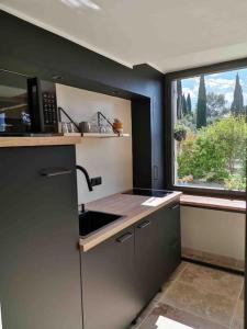 À pied centre village, studio cosy piscine