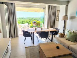 Saras Upmarket Apartment - Lagoon Views, Patio, Braai & WIFI & DSTV