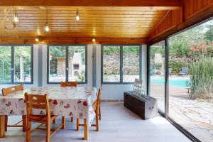 Maisons de vacances Charmante maison avec parc arbore & piscine au sel : photos des chambres