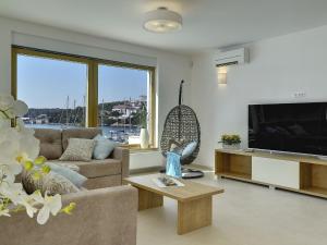 Villa in Pje ana by the Beach with Pool