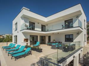 Beautiful villa by the sea 